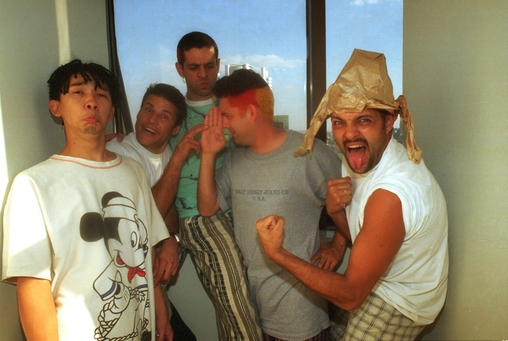 Os integrantes da banda Mamonas Assassinas (e/d), Bento Hinoto (guitarrista), Dinho (vocalista), Samuel Reoli (baixista), J&uacute;lio Rasec (tecladista) e S&eacute;rgio Reoli (baterista) posam para foto em 1995.