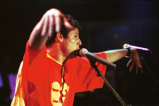 O vocalista do Mamonas Assassinas, Dinho (Alecsander Alves), &eacute; visto durante apresenta&ccedil;&atilde;o da banda em 1995