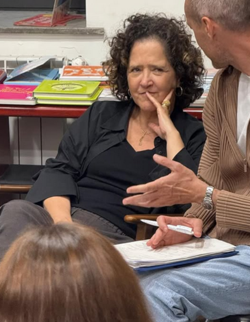 Registro de Carla Madeira participando de uma roda de conversa sobre literatura em Mil&atilde;o, no ano passado. Seu sucesso tem ganhado o mundo -- com, inclusive, 'Tudo &eacute; rio' tendo sido traduzido em diversas l&iacute;nguas.