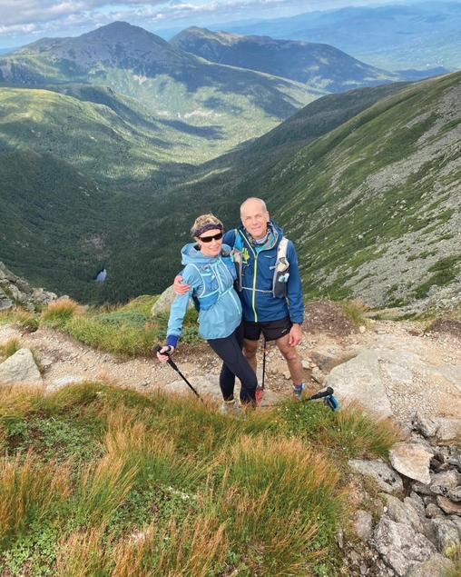 Marcelo Gleiser e a esposa Kari em trilha na montanha
