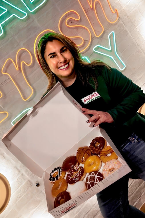 கிறிஸ்டியான் பெர்னா கிரிஸ்பி க்ரீமுடன் ஒரு உணர்ச்சிகரமான கதையைக் கொண்டுள்ளார்