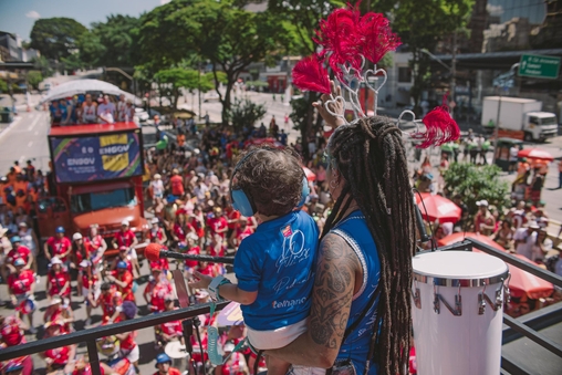Pedro j&aacute; reconhece a m&atilde;e Sil na TV e acompanha no carnaval