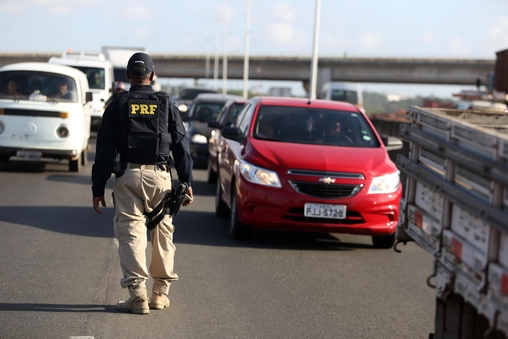 Pol&iacute;cia Rodovi&aacute;ria Federal fiscalizando ve&iacute;culos
