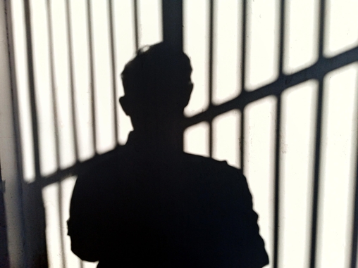 Silhueta de homem encarcerado