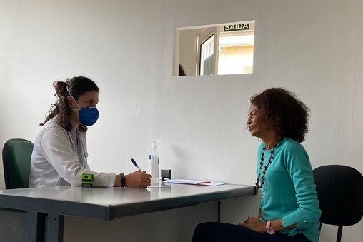 Maria Solange d&aacute; entrada em cl&iacute;nica de reabilita&ccedil;&atilde;o ap&oacute;s viralizar na internet