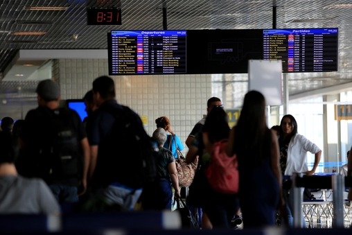 Passageiros circulam pelo aeroporto de Congonhas, em S&atilde;o Paulo