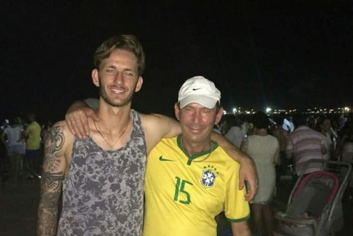 Pai de L&eacute;o Pereira mostra imagens ao lado do filho
