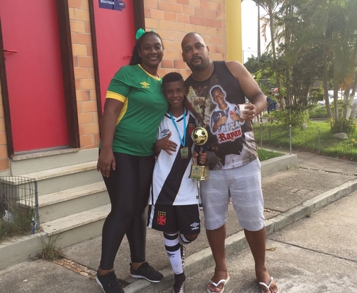 Rayan ao lado do pai e da m&atilde;e