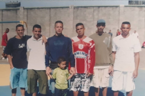 Leo Precioso posa com amigos em complexo penitenci&aacute;rio
