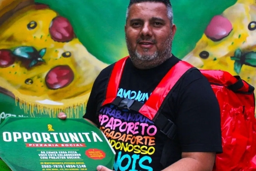 Leo Precioso posa como garoto propaganda da Oportunit&aacute;, pizzaria social