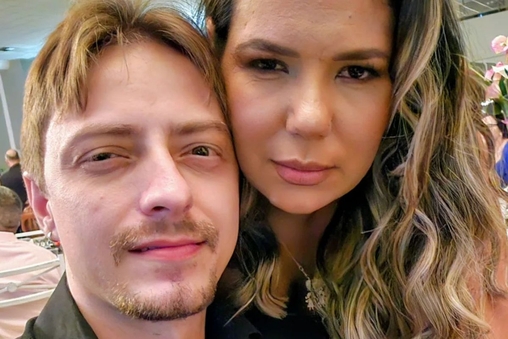 Marc&atilde;o Raiz posa para foto com sua esposa, Wal Raiz