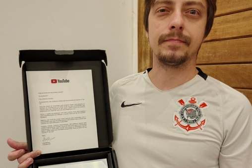 Marc&atilde;o Raiz honraria que recebeu do YouTube por seu trabalho como criador de conte&uacute;do