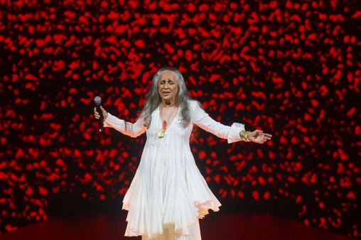 Maria Beth&acirc;nia durante show