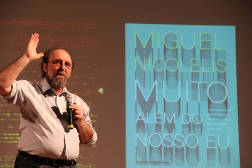 O neurocientista Miguel Nicolelis durante confer&ecirc;ncia no Theatro Pedro II, em Ribeir&atilde;o Preto