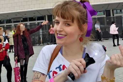 Liana posa na entrada de arena para assistir BTS em Berlim