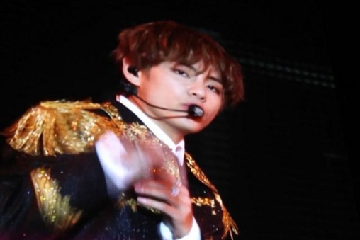 Liana grava integrantes do BTS durante show internacional