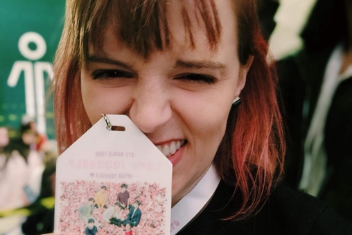 Liana posa com ingresso para assistir BTS no Allianz, agora Nubank Park