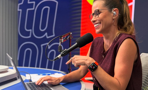 Joanna de Assis est&aacute; no comando do programa T&aacute; On