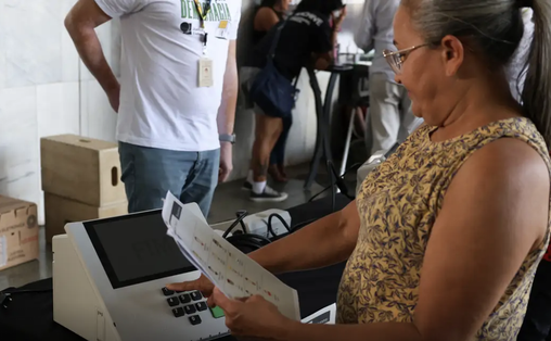 Eleitora durante teste das urnas