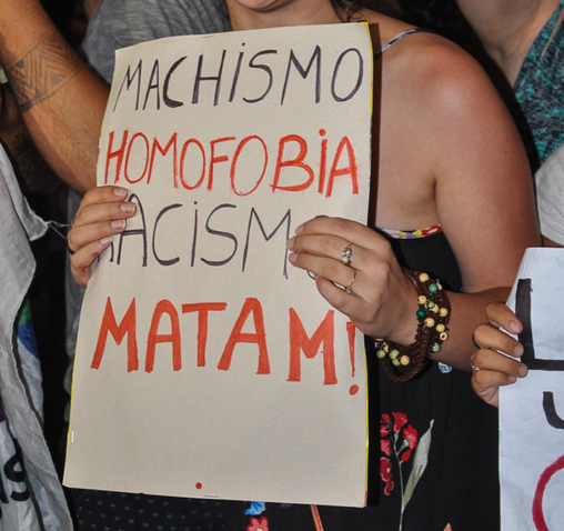 Manifestantes protestam durante a participa&ccedil;&atilde;o de Jair Bolsonaro em um debate no Teatro Dante Barone, da Assembleia Legislativa do Rio Grande do Sul
