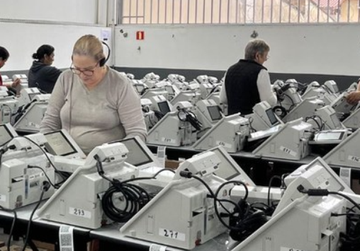 Carga nas urnas eletr&ocirc;nicas