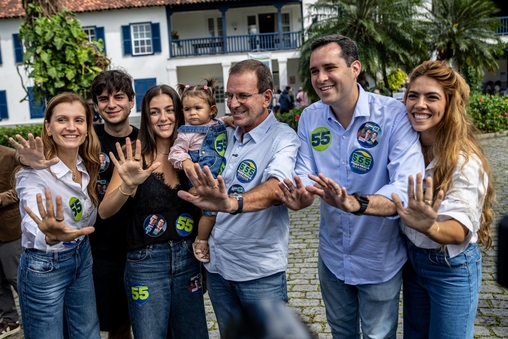 Candidato ao governo do Rio, Eduardo Paes vota neste domingo