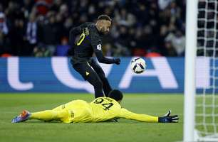 Com Neymar, PSG joga mal e perde do Monaco no último jogo antes da volta da Champions