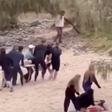 Tubarão ataca jovem e o 'persegue' até a areia em praia australiana