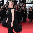 Esbanjando elegância, famosos passam pelo tapete vermelho de Cannes