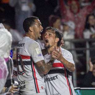 São Paulo bate Atlético-MG, passa Corinthians e se afasta do Z-4
