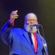Ed Motta interrompe show após ser atingido por rolha lançada da plateia