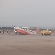 Antes de voo para o RJ, avião da Azul fica 'empinado' na pista de Viracopos
