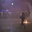 Prisões, confrontos e incêndios: festa do título do PSG termina em tumultos em Paris