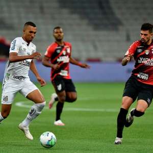 Santos sofre gol em bola aérea e perde para o Athletico-PR