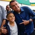 Bolsonaro pede para menino tirar máscara para aperto de mão