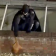 Homem vestido de Batman persegue ladrão e recupera bolsa roubada na Inglaterra