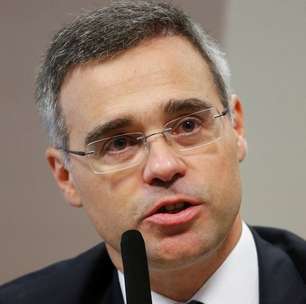 Mendonça pede vista e suspende julgamentos de Moraes contra Bolsonaro