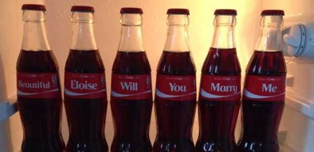 Homem pede mulher em casamento usando garrafas de Coca-Cola