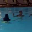 Bailarinos de Madonna fazem festão em piscina privativa do Copacabana Palace
