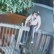 Mulher perde as calças ao pular cerca de casa; assista ao vídeo
