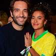 Bella Campos e Humberto Carrão posam juntos em festival de música no RJ