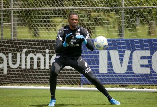 Após ser relacionado pela primeira vez, Carlos Miguel comemora oportunidade no Corinthians