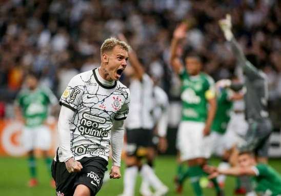 Brilhando no Timão, Róger Guedes se diz privilegiado fisicamente e mais paciente