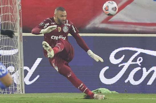 Weverton fala sobre quebrar recordes no Palmeiras e projeta decisão no Uruguai: 'Vale até cabeçada na trave'