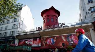 Pás do moinho de vento do icônico cabaré Moulin Rouge, em Paris, desabam