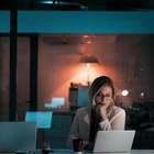 Trabalhar em excesso é como dirigir bêbado, indica estudo