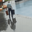 Funcionário cai com malas de hóspedes dentro de piscina de hotel