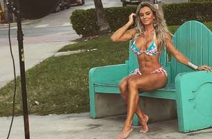 Uau! Juju Salimeni esbanja corpo sarado de biquíni nos EUA