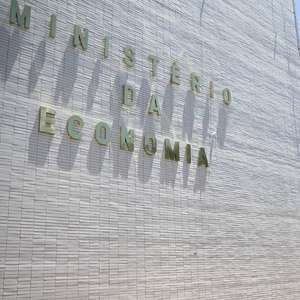 Governo propõe salário mínimo de R$ 1.067 para 2021