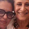 Discreta, esposa de Maria Bethânia faz homenagem à cantora